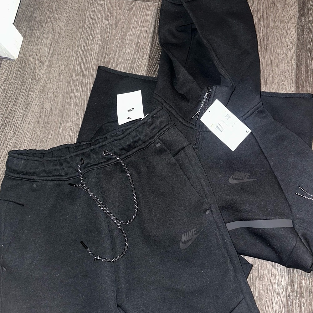 Mens Nike Tech suit
